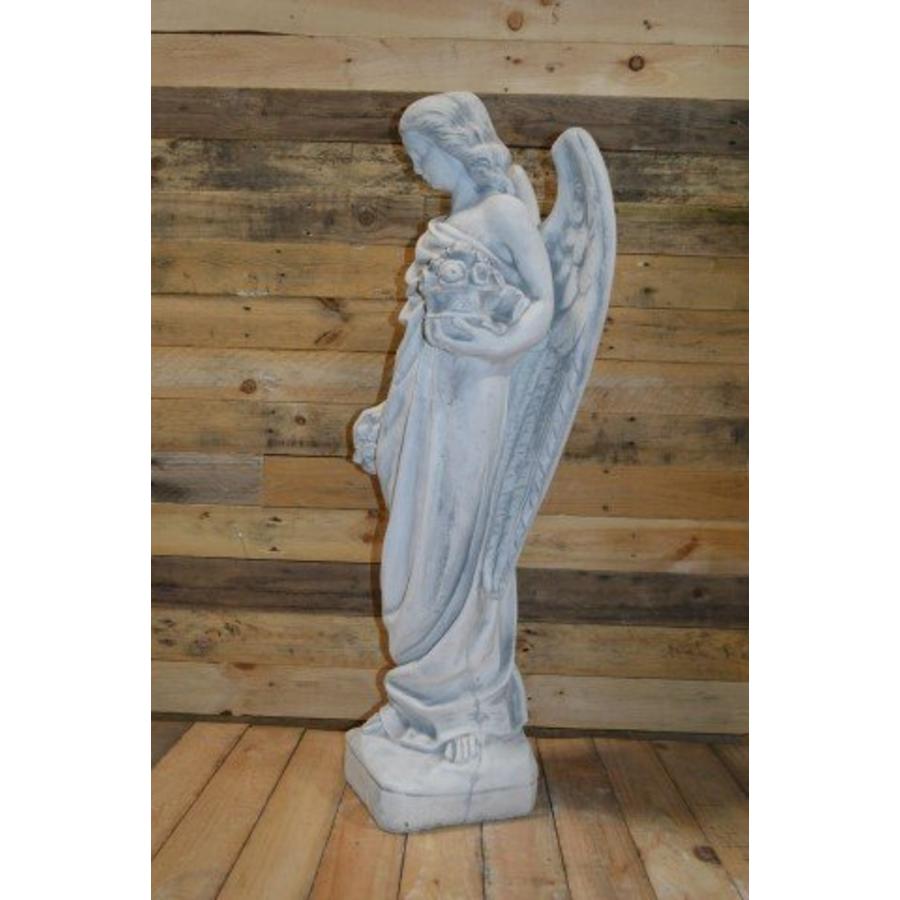 Betonnen beeld staande engel met bloemen – Tuinbeeld en gedenkornament-3