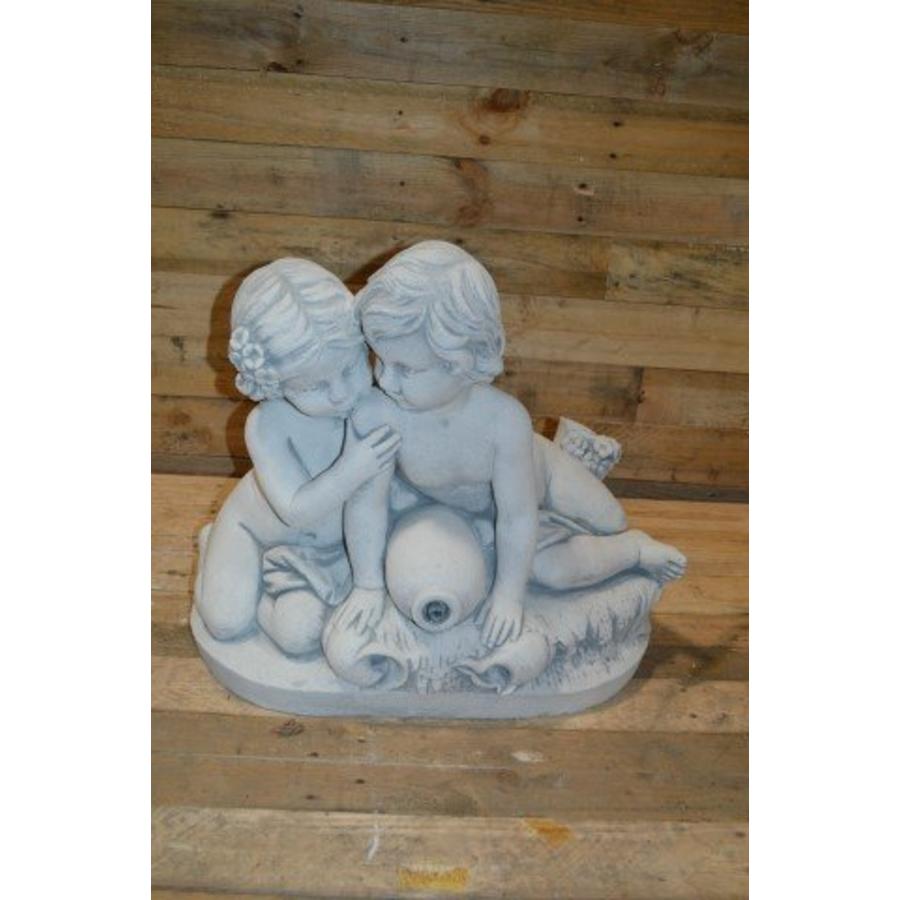 Kinderen met waterkruik – betonnen beeld watervalletje voor vijver of tuin-1