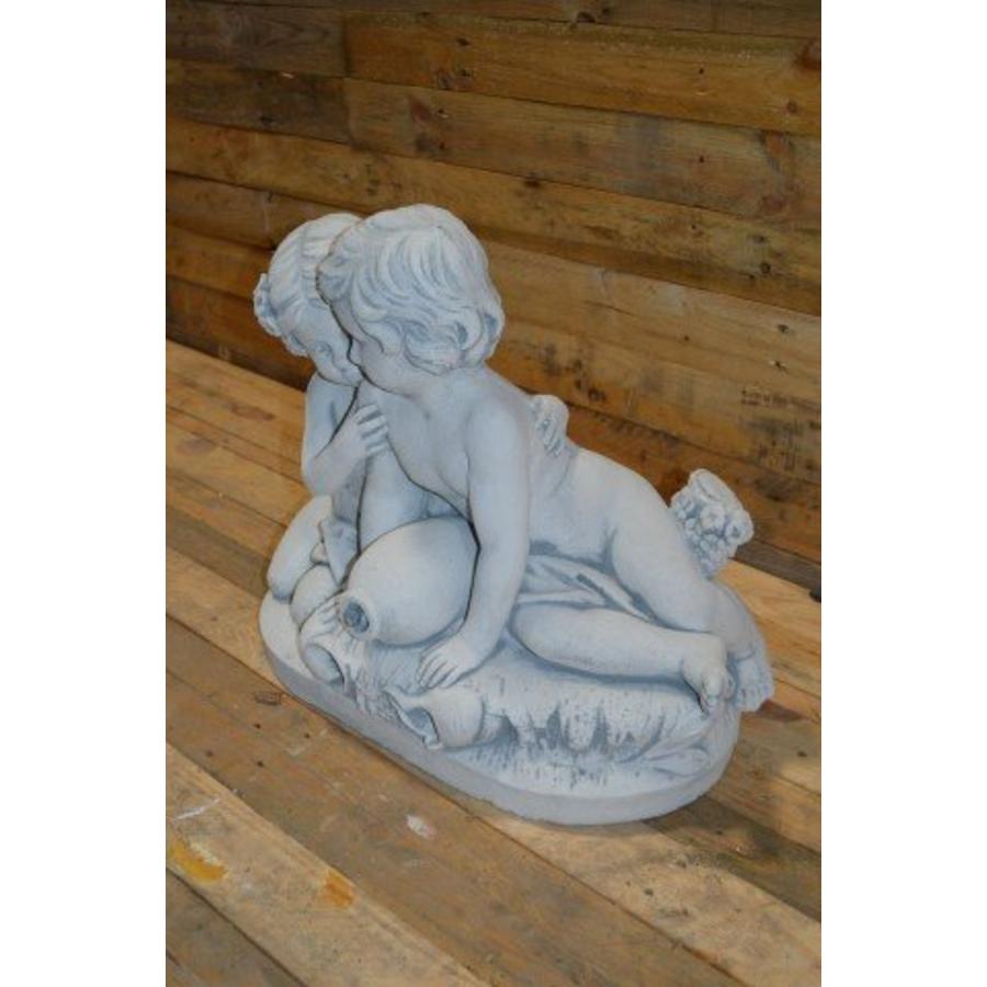 Kinderen met waterkruik – betonnen beeld watervalletje voor vijver of tuin-2