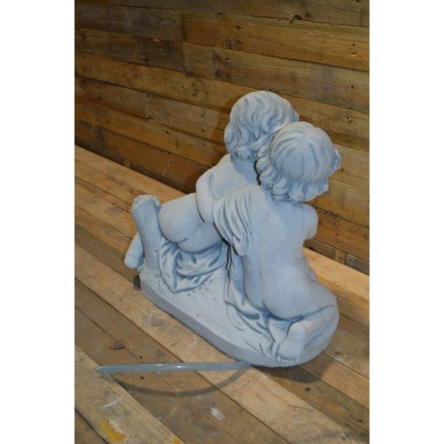 Kinderen met waterkruik – betonnen beeld watervalletje voor vijver of tuin-6