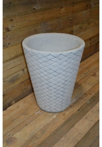 Betonnen bloempot rond vlechtwerk 