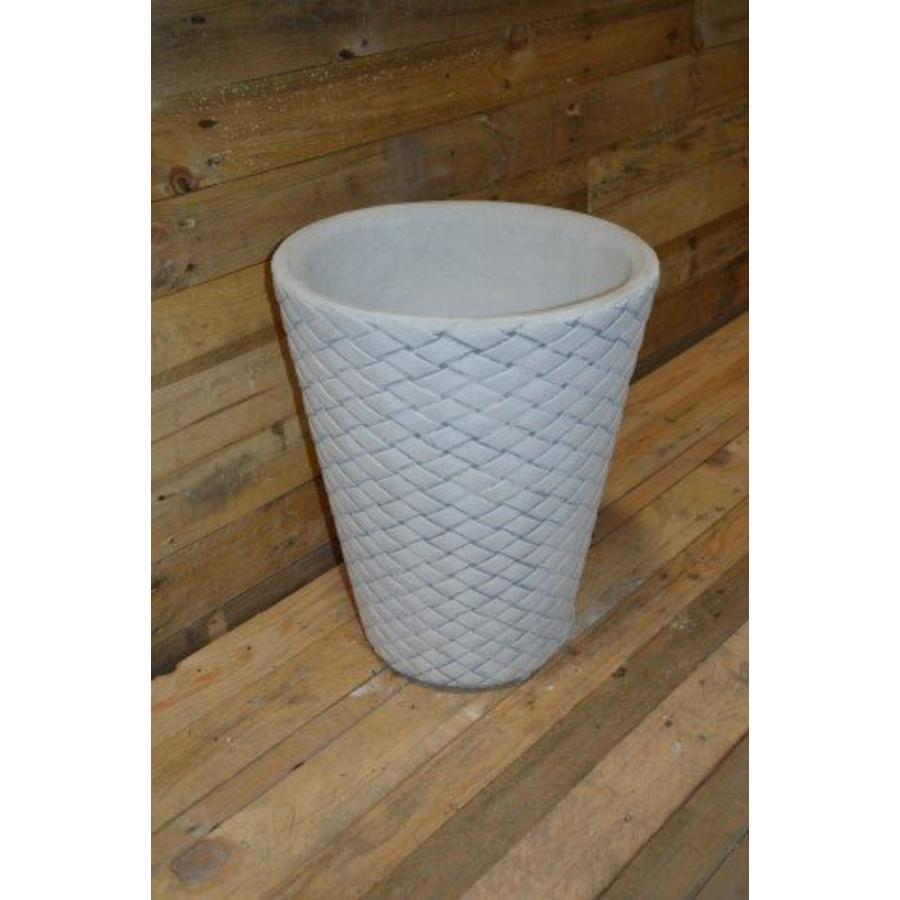 Ronde betonnen bloempot met vlechtwerk motief-1
