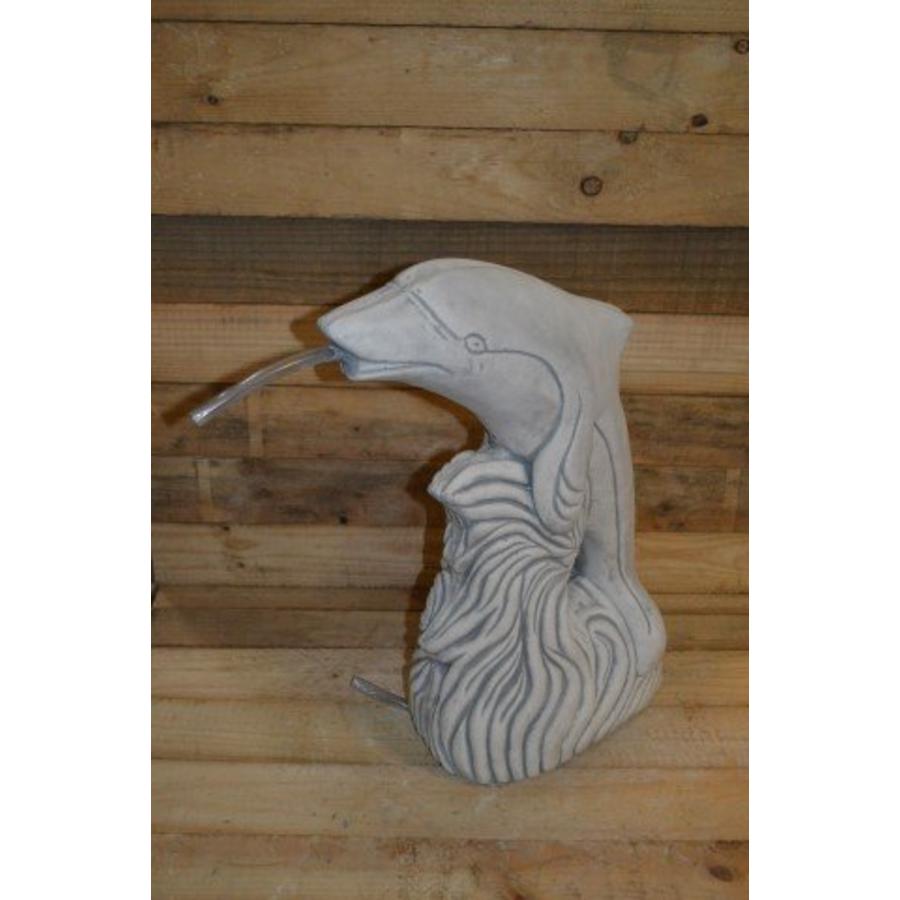 Betonnen beeld dolfijn met waterslang – Waterspuwer voor vijver-1