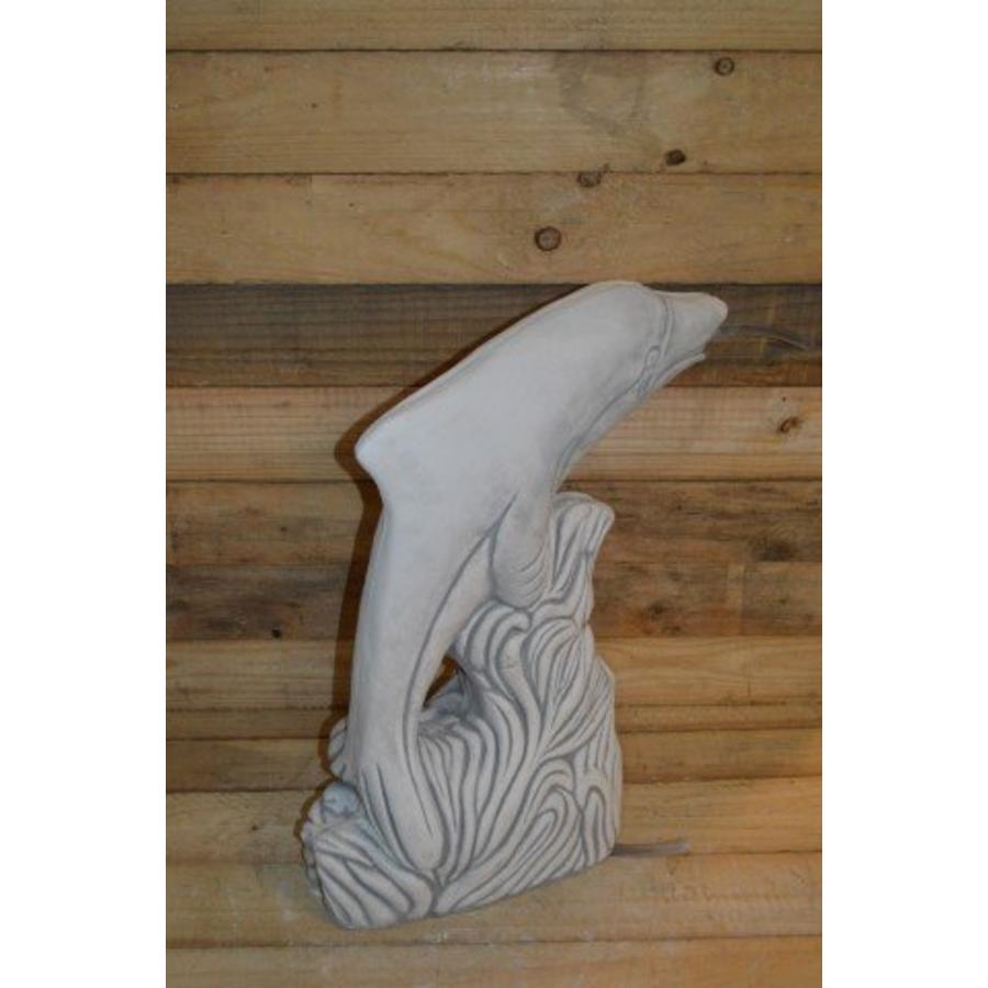 Betonnen beeld dolfijn met waterslang – Waterspuwer voor vijver-3