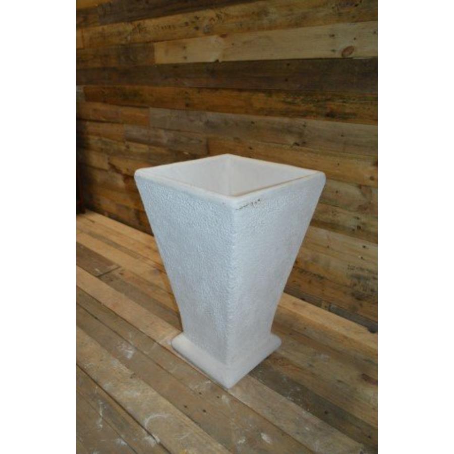 Middelgrote taps toelopende betonnen bloempot vierkant-3