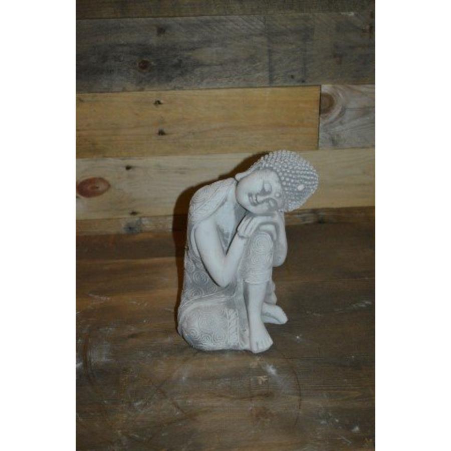 Boeddha beeldje zittend met hoofd op de knie-1