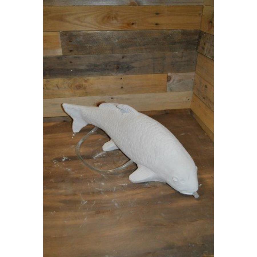 Koi – betonnen brokaatkarper met waterdoorvoer voor vijver-1