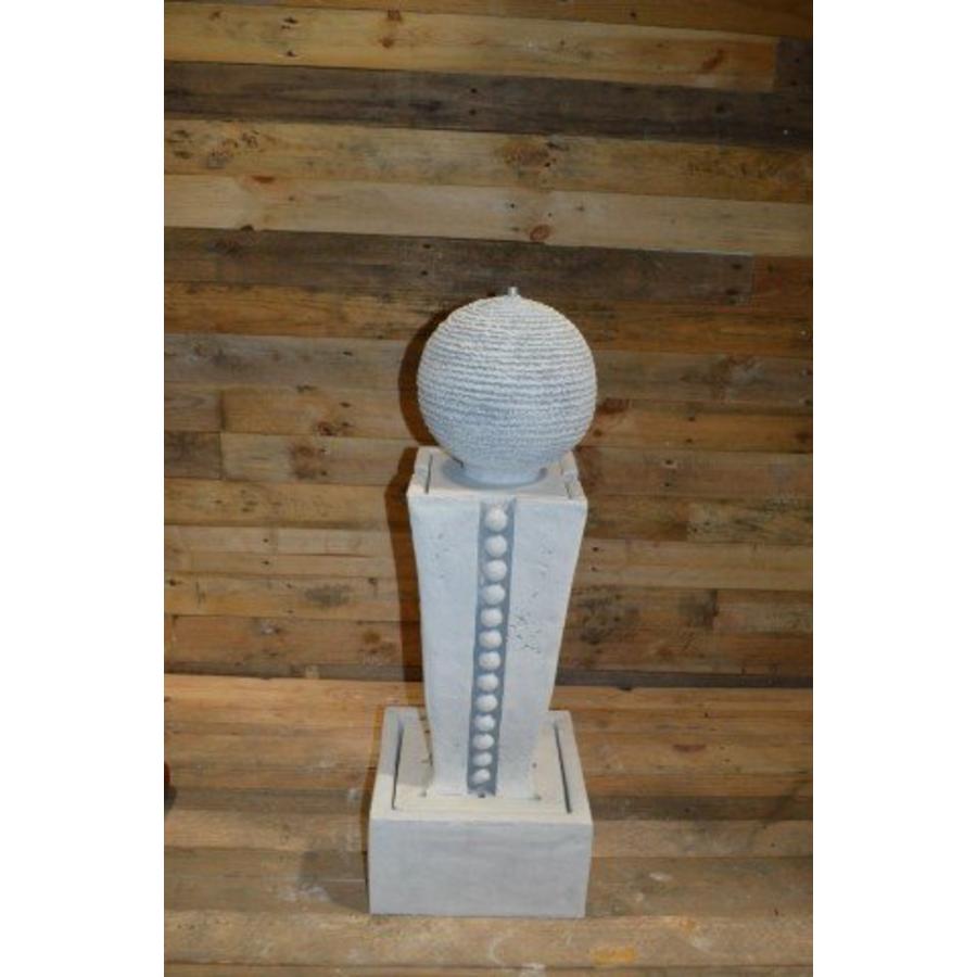 Modern abstract waterornament met bol op betonnen pilaar-1
