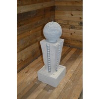 Modern abstract waterornament met bol op betonnen pilaar