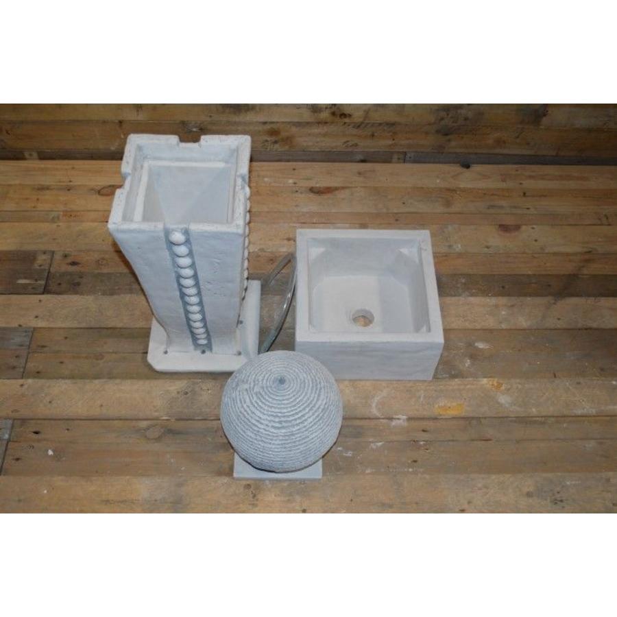 Modern abstract waterornament met bol op betonnen pilaar-3