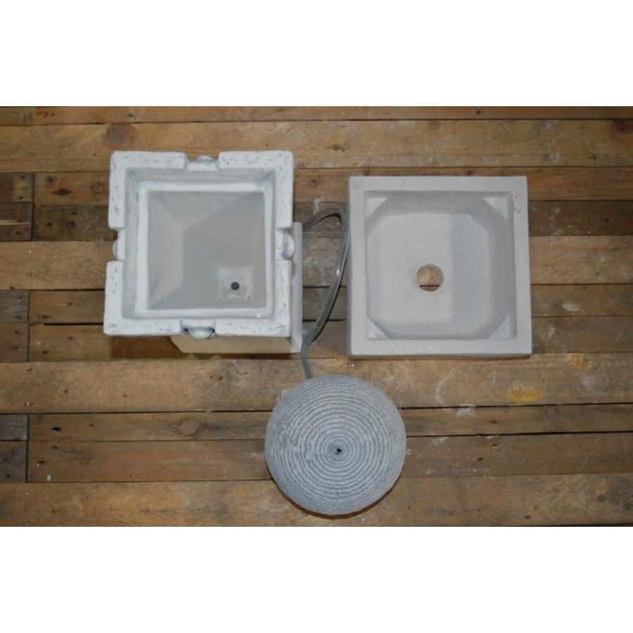 Modern abstract waterornament met bol op betonnen pilaar-4