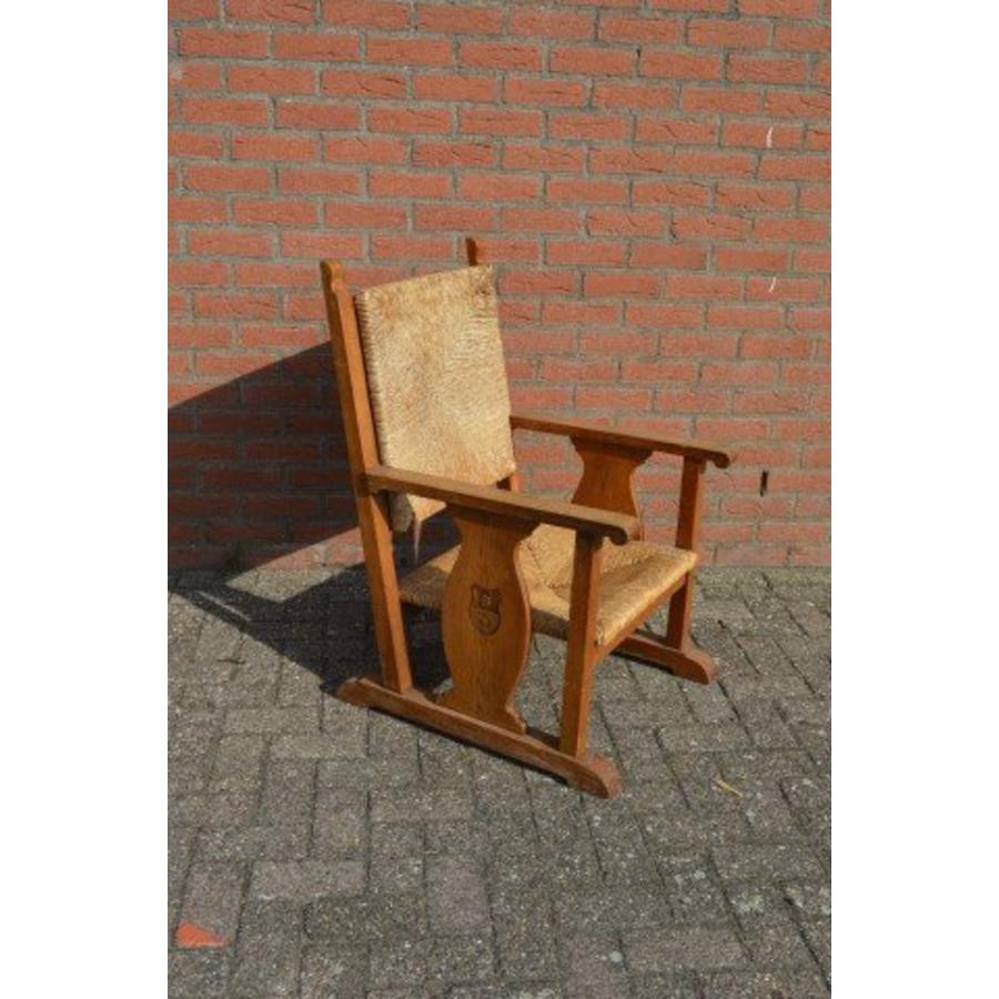 Massieve eiken armstoel met biezen en houtsnijwerk-1