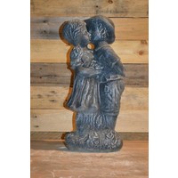 thumb-Jongen en meisje kussen – betonnen showmodel in stone kleur-1