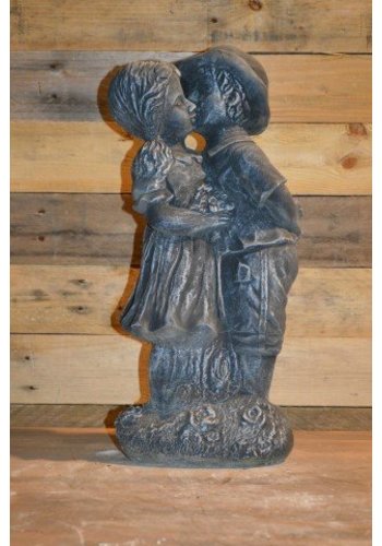 Betonnen beeld jongen en meisje kussen 