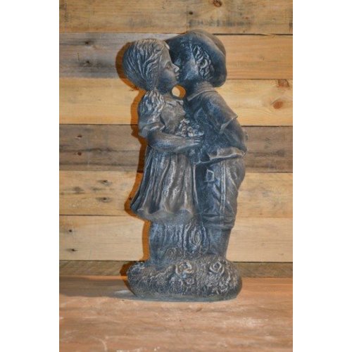 Betonnen beeld jongen en meisje kussen 