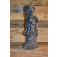 thumb-Jongen en meisje kussen – betonnen showmodel in stone kleur-2