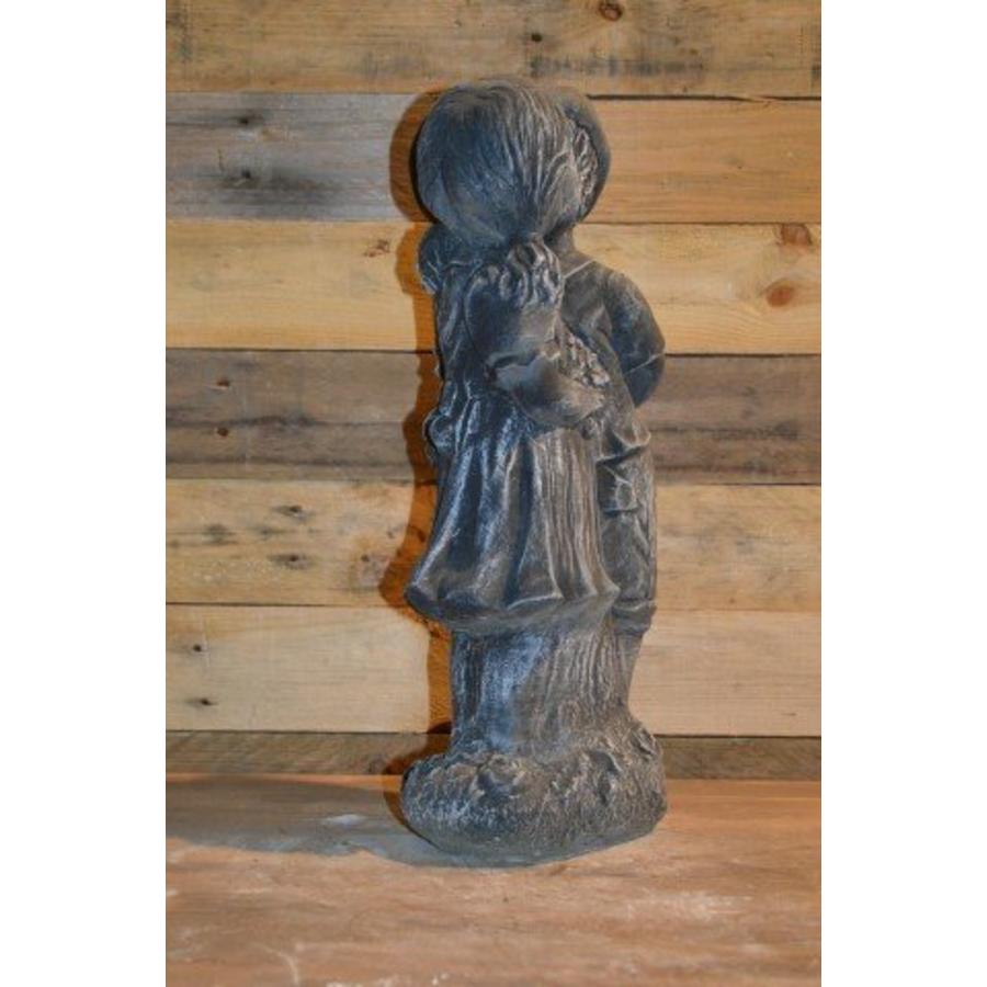 Jongen en meisje kussen – betonnen showmodel in stone kleur-2