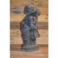 thumb-Jongen en meisje kussen – betonnen showmodel in stone kleur-3