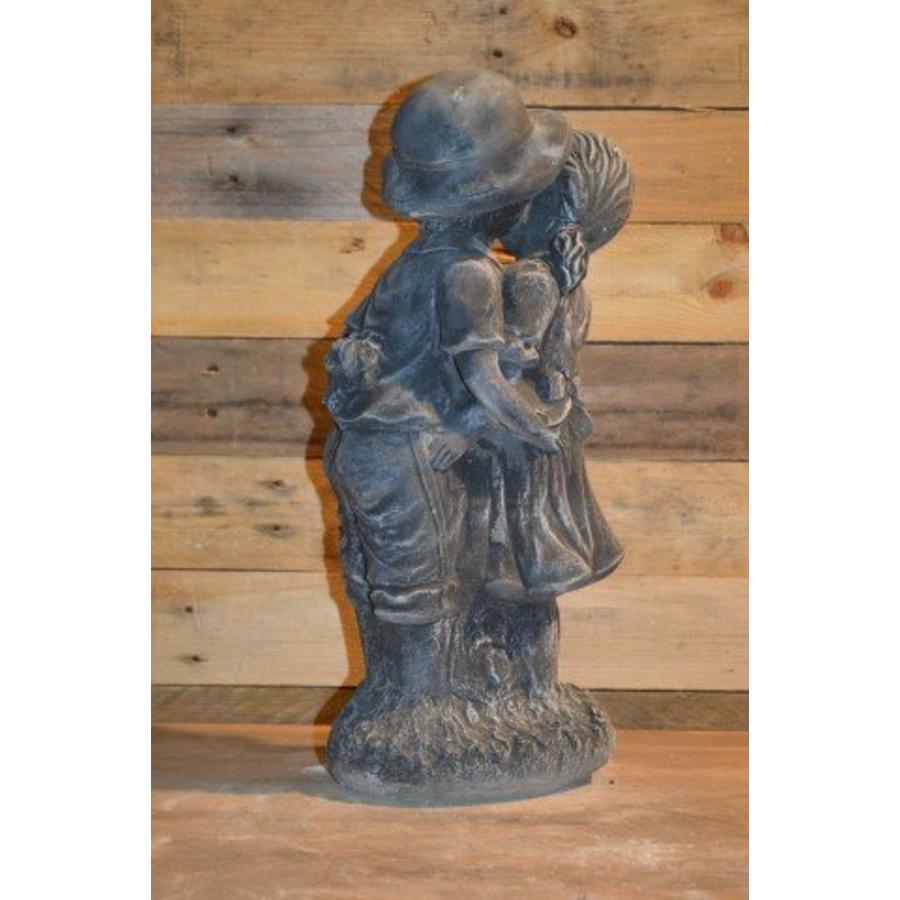 Jongen en meisje kussen – betonnen showmodel in stone kleur-3