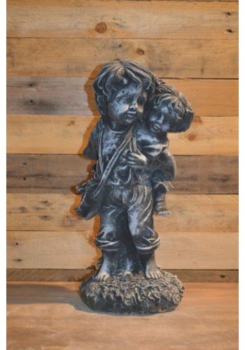 Betonnen beeld broer met zusje op rug 