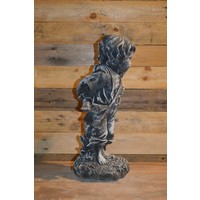 thumb-Broer draagt zusje – betonnen kinderbeeld zwart showmodel-2