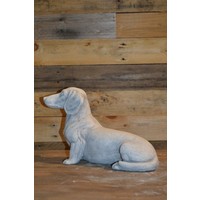 Betonnen beeld van gladharige teckel van gietsteen