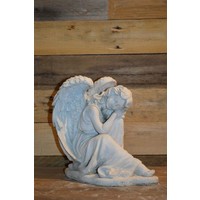 thumb-Betonnen beeld van engel die rust met hoofd op de knieën-1