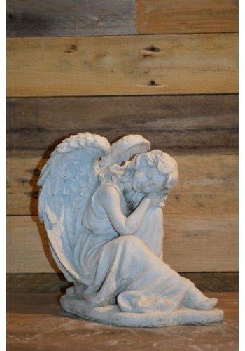 Betonnen beeld engel rustend 