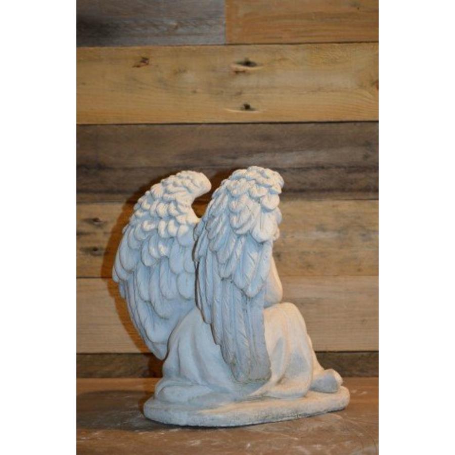 Betonnen beeld van engel die rust met hoofd op de knieën-2