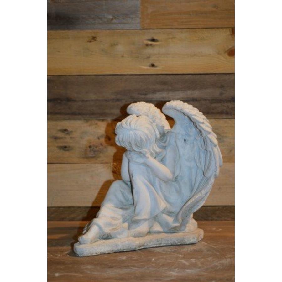 Betonnen beeld van engel die rust met hoofd op de knieën-3