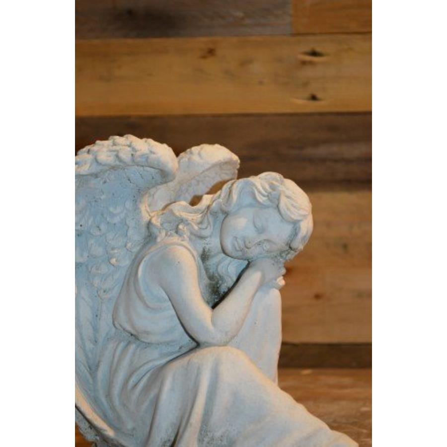 Betonnen beeld van engel die rust met hoofd op de knieën-4