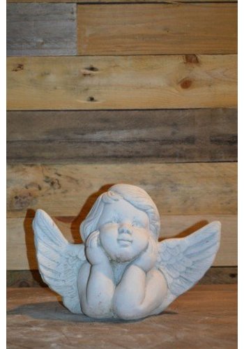 Betonnen beeld engel handen onder kin 