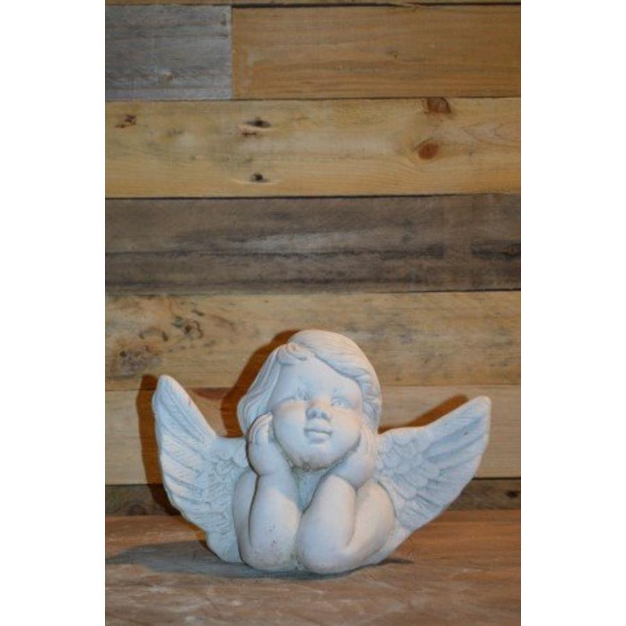 Engel met handen onder de kin – betonnen ornament-1