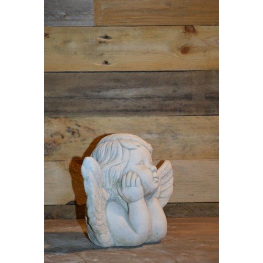 Engel met handen onder de kin – betonnen ornament-2