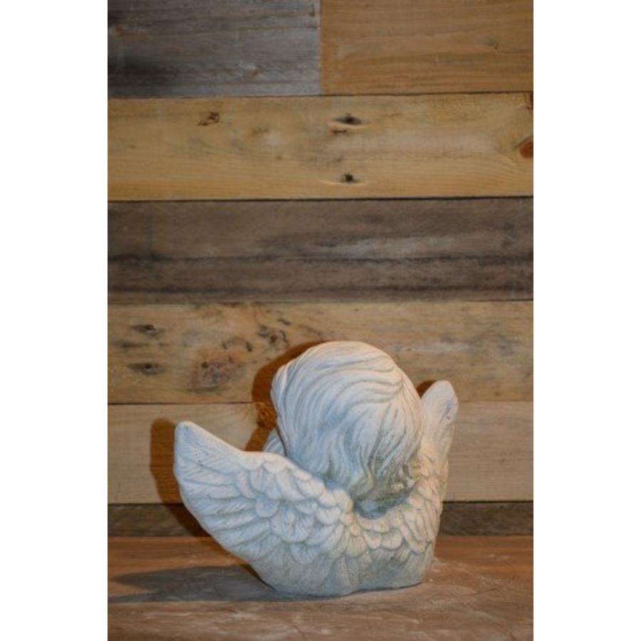 Engel met handen onder de kin – betonnen ornament-3