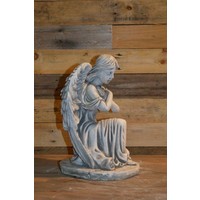 thumb-Knielende engel met gekruiste armen – betonnen beeld-2