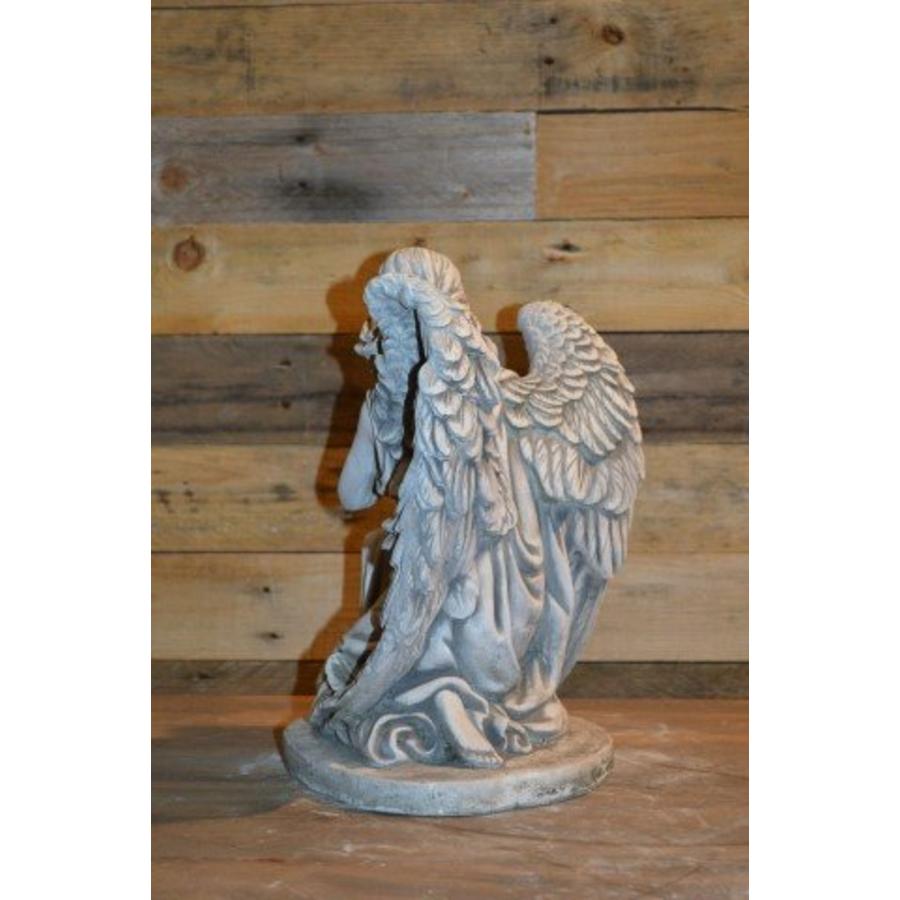 Knielende engel met gekruiste armen – betonnen beeld-3