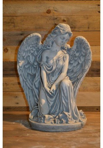 Betonnen beeld engel in gedachten 