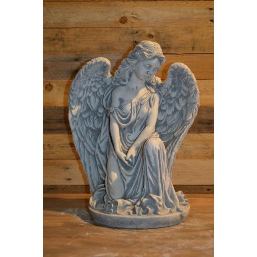 Knielende engel in gedachten – betonnen tuinbeeld-1