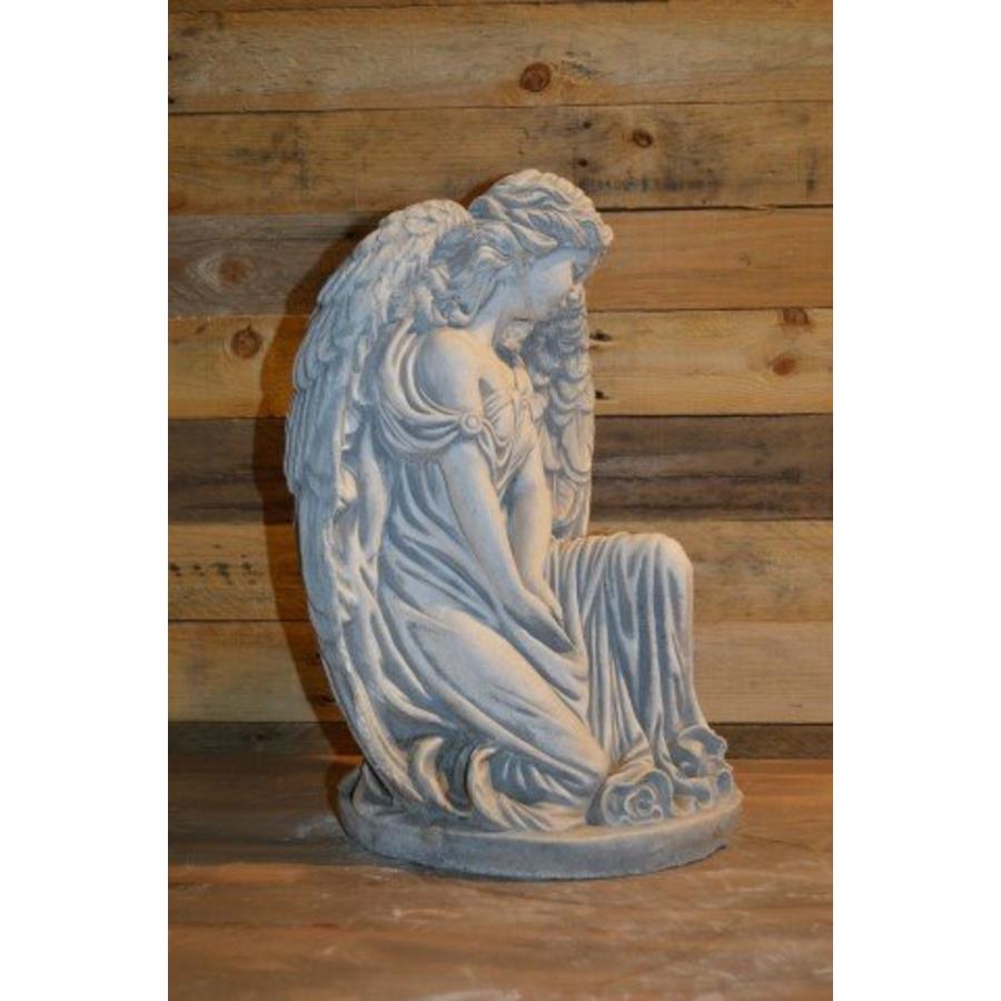 Knielende engel in gedachten – betonnen tuinbeeld-2