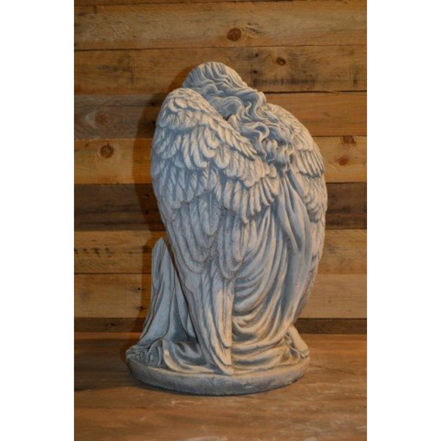 Knielende engel in gedachten – betonnen tuinbeeld-3