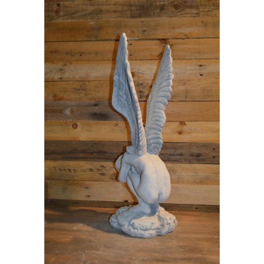 Engel met omhoog geheven vleugels – betonnen tuinbeeld-2