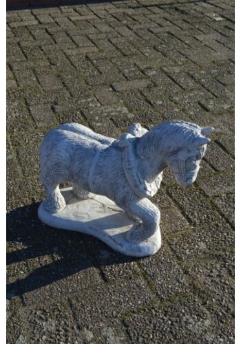 Betonnen beeld Belgisch trekpaard 