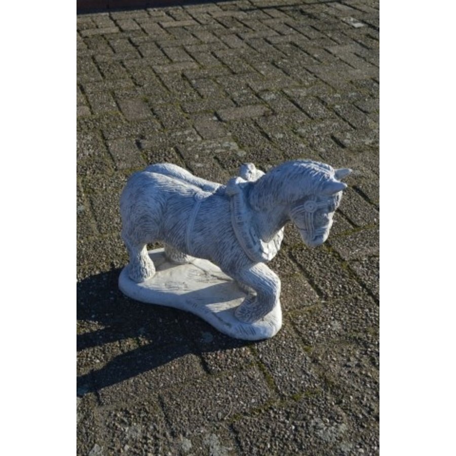 Sterk Belgisch trekpaard van beton – Brabants trekpaard als tuindecoratie-1