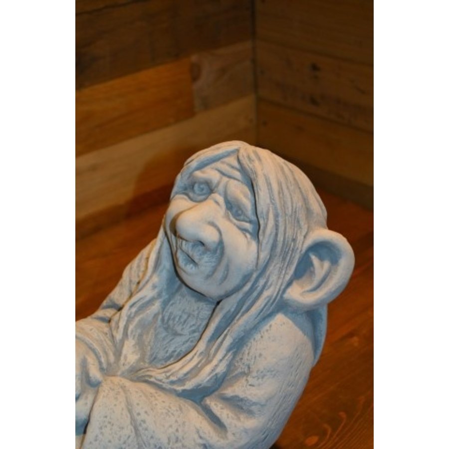 Betonnen trol met lang haar – grappig tuinbeeld voor binnen en buiten-5