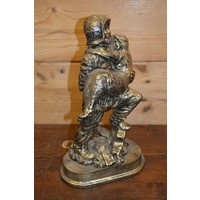 thumb-Brandweerman die vrouw redt – goudkleurig beeld van polyester voor binnen en buiten-1