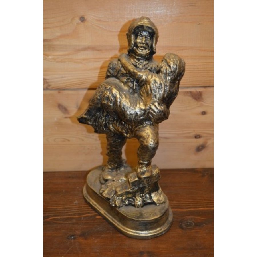 Brandweerman die vrouw redt – goudkleurig beeld van polyester voor binnen en buiten-2