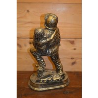 thumb-Brandweerman die vrouw redt – goudkleurig beeld van polyester voor binnen en buiten-3