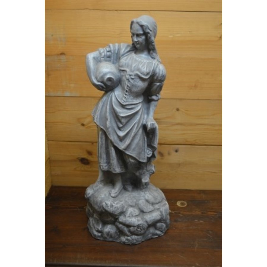 Vrouw met waterkruik – Decoratief gipsen beeld op voetstuk.-1