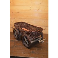 Decoratief wilgentenen karretje – handgevlochten plantenbakje in de vorm van een bolderkar